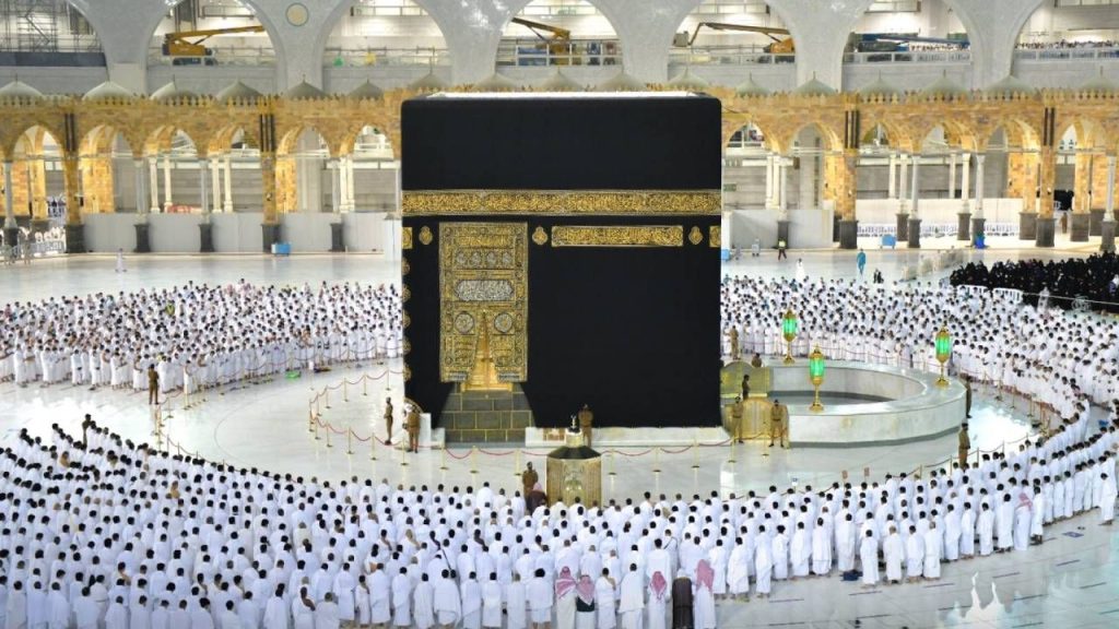 بعد انقطاع لعام ونصف … أول صلاة بدون تباعد اجتماعي في الحرم المكي