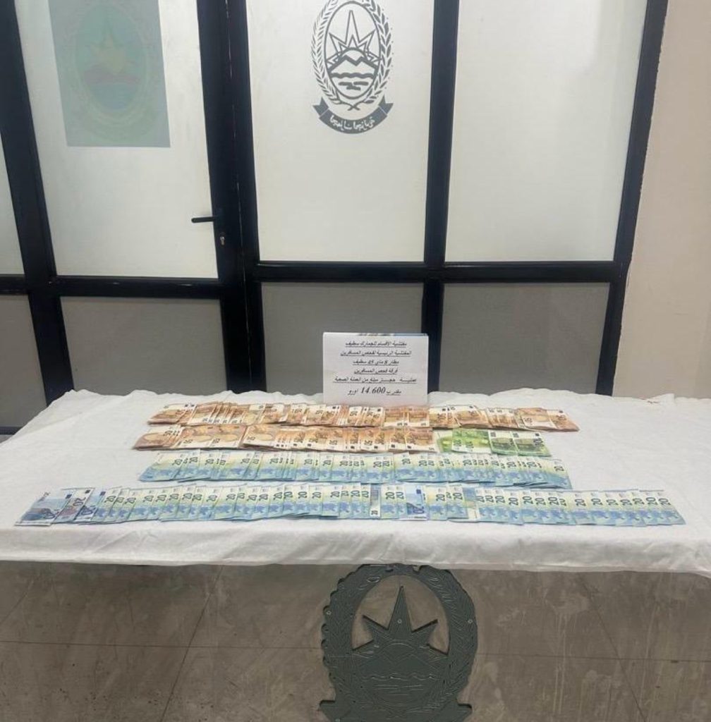 حجز مبلغ من العملة الأجنبية غير المصرح به، قدر بــ 14.600 أورو