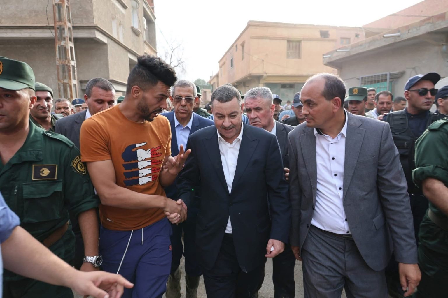 سعيود يعاين الأضرار بسيدي عيسى ويؤكد التكفل بانشغالات المواطنين أولوية